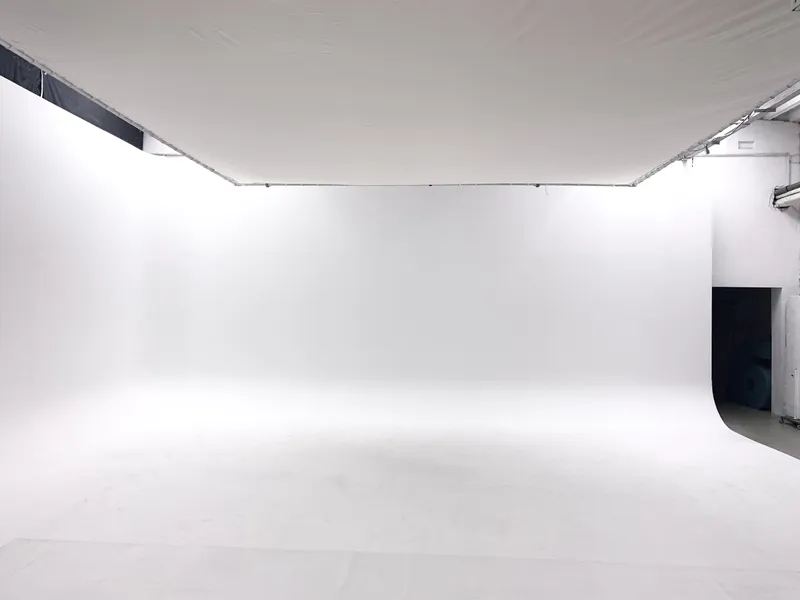Mietstudio Berlin befahrbar: Car-Shooting und High-End Filmproduktion in der 10x10m Hohlkehle (Cyclorama) im WE Studio Berlin Lichtenberg.
